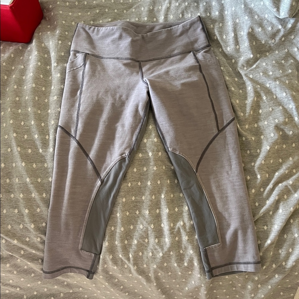 💜Women’s Lululemon Pale Lilac Capri Leggings VGUC🩶